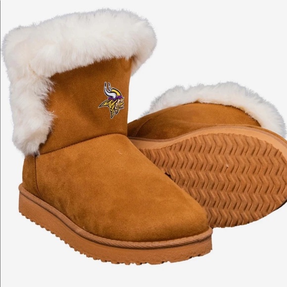 MINNESOTA VIKINGS WOMENS WHITE FUR BOOTS with defect right boot -see photos F14 - Picture 3 of 11